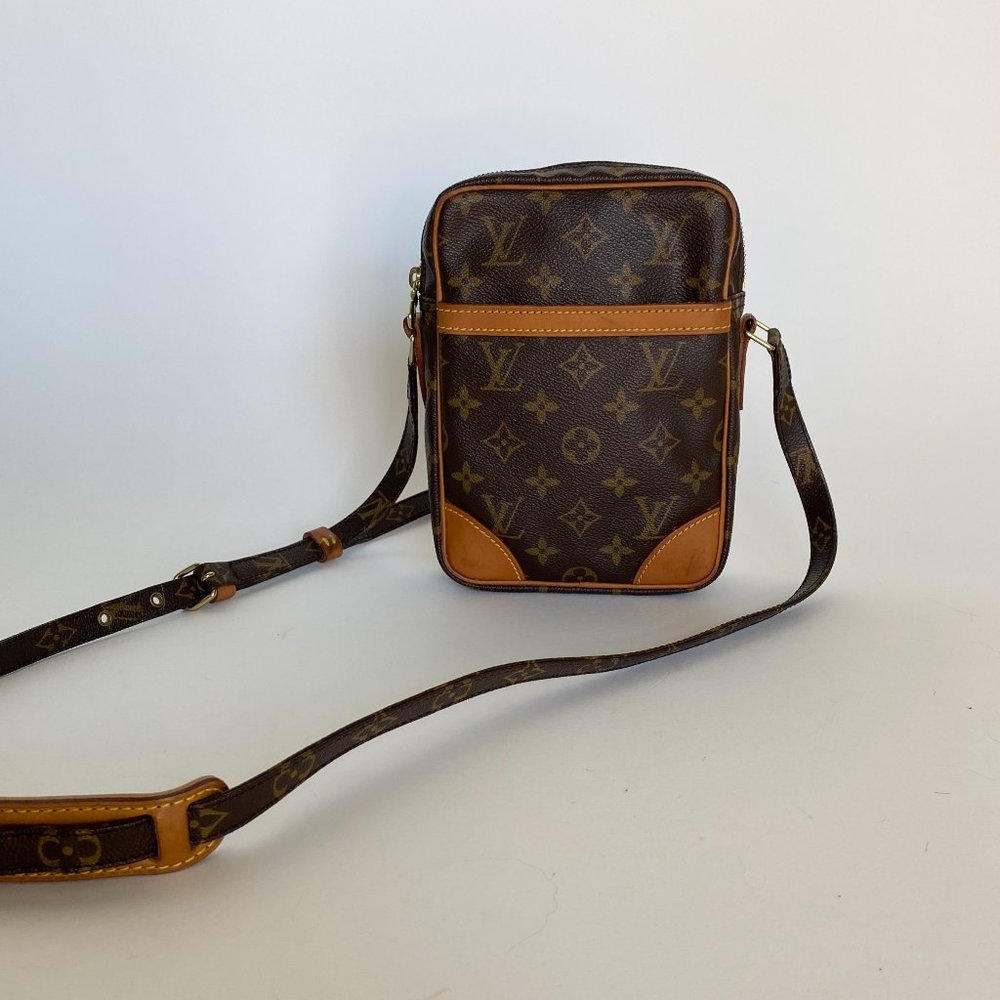 ($895) Louis Vuitton Danube 21